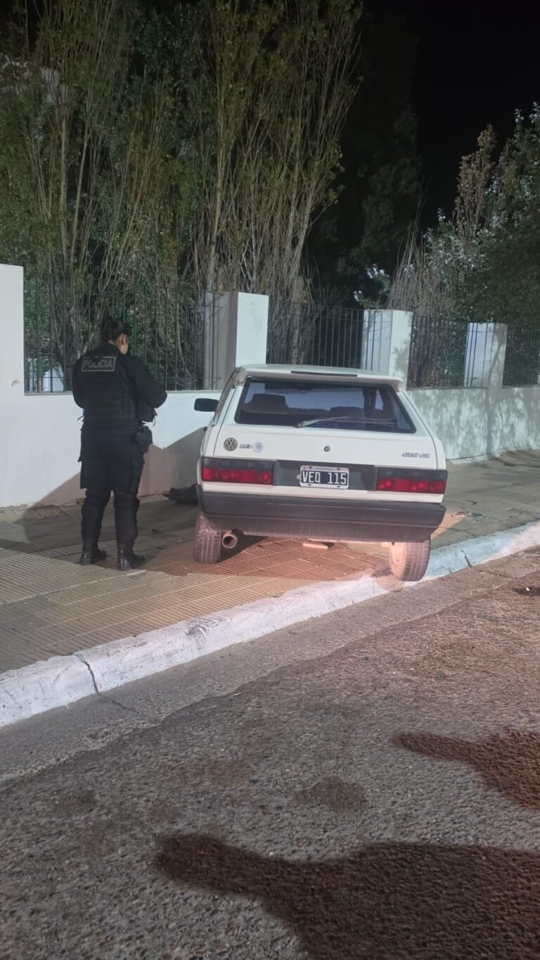 Chocó contra un auto estacionado en pleno Centro y se dio a la fuga