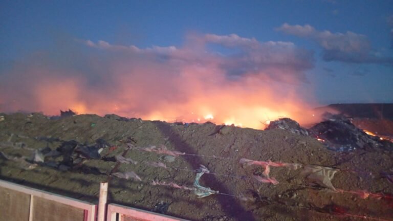 Voraz incendio en la escombrera de zona sur: se reactivó y debieron sofocarlo nuevamente