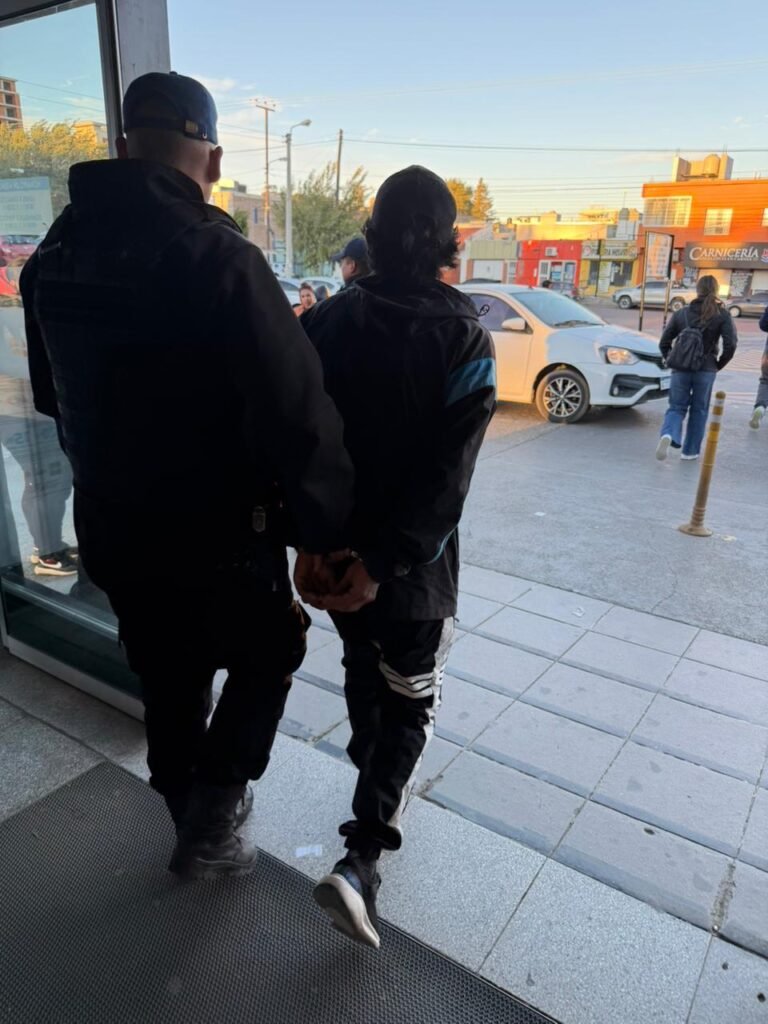 Robo frustrado en un supermercado: lo atraparon con chocolates y caramelos ocultos entre la ropa