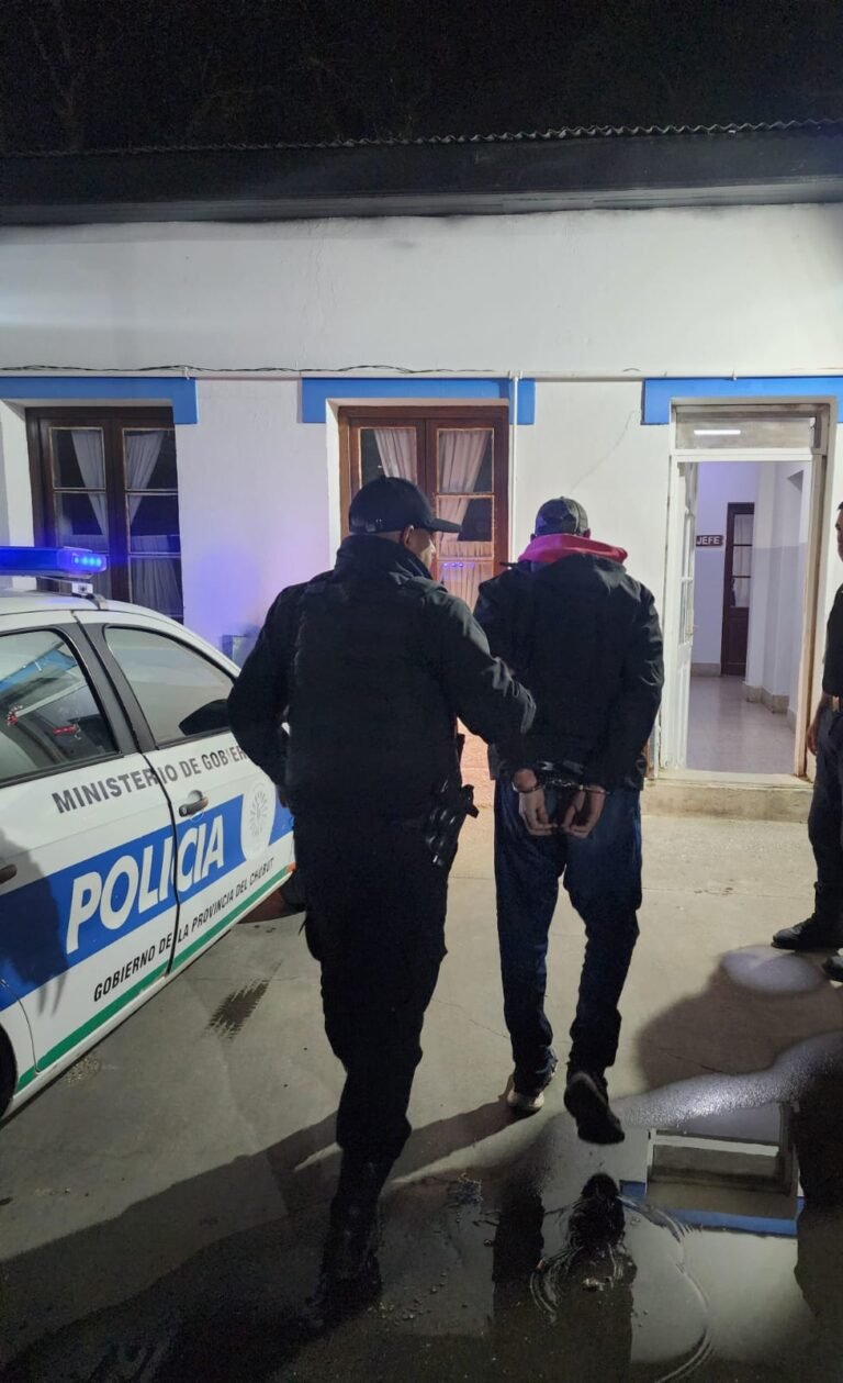 Le rompieron la camioneta, le robaron una mochila y salió a perseguir al ladrón