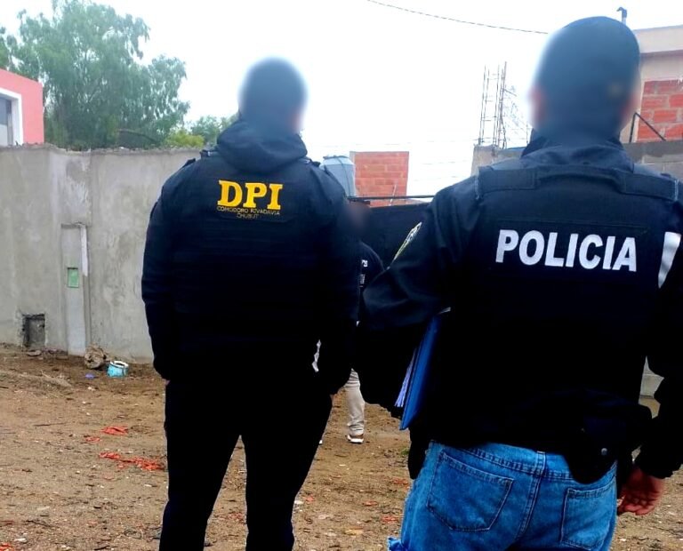 Allanamientos por amenazas y tentativa de homicidio: detuvieron a dos personas y secuestraron armas