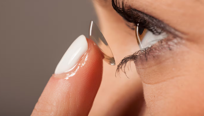 La ANMAT prohibió una marca de lentes de contacto y una solución para su limpieza