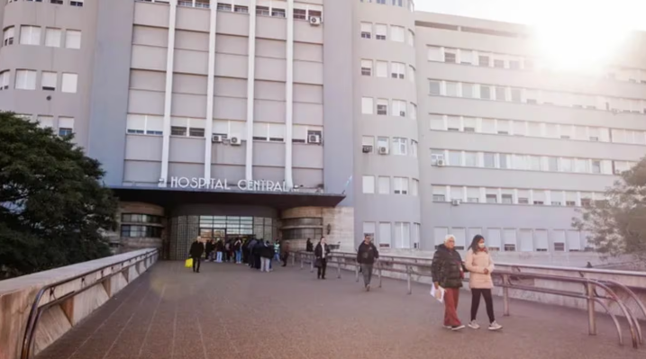 Un preso que estaba internado en un hospital, intentó escapar y murió al caer desde un tercer piso