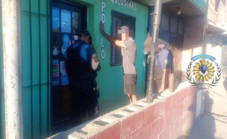 Robo de cables: un hombre fue detenido con varios rollos de cobre tras la denuncia de un vecino