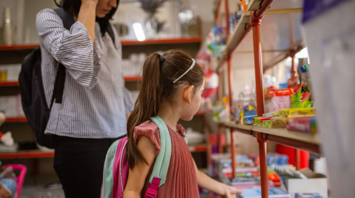 Criar a un hijo ya cuesta más de $600 mil mensuales, según el INDEC