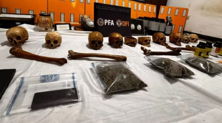 Horror: encontraron cráneos humanos en un operativo policial y uno tenía un crucifijo incrustado