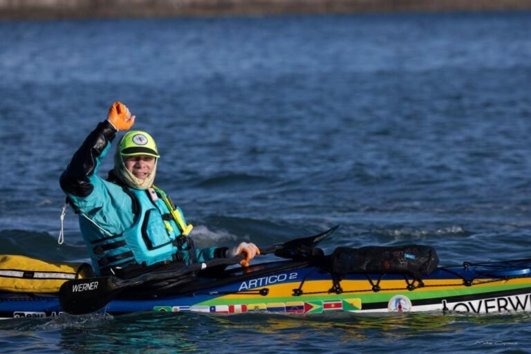 “Expedición Extremo Sur”: el kayakista brasileño Adelson Carneiro Rodrigues llega a Comodoro y Rada Tilly
