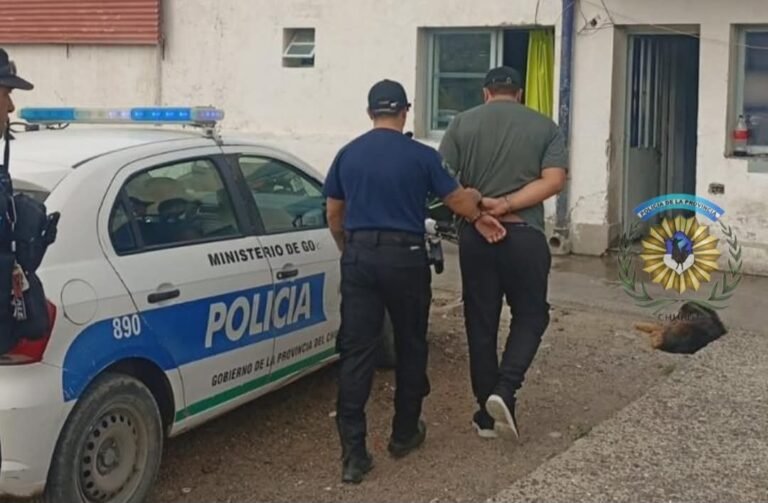 Frustran robo en natatorio: un hombre fue atrapado con tarjetas y cuatro postnet