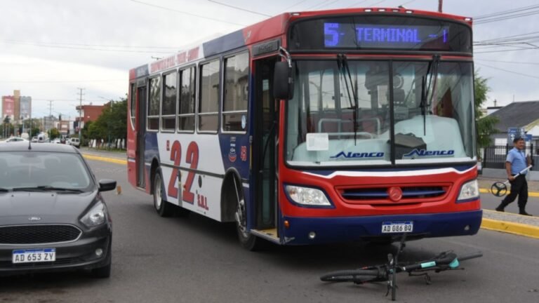 Se salvó de milagro: cayó al asfalto tras chocar con la puerta de un auto y casi lo arrolla un colectivo