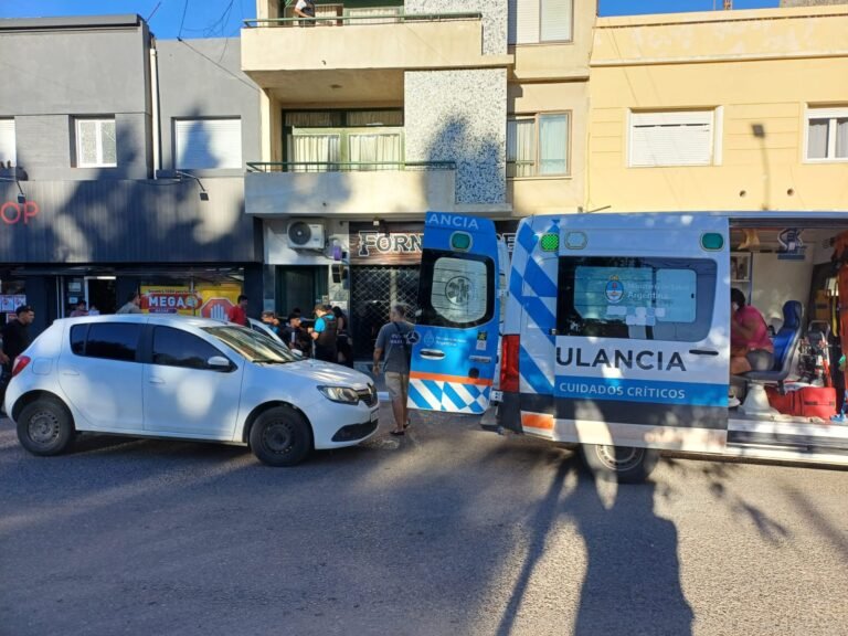 Accidente en el centro: una madre y sus dos hijas fueron atropelladas por un vehículo que estacionaba