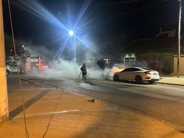 Investigan incendio intencional de un vehículo: hallan restos de combustible