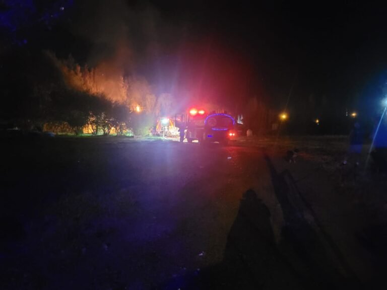 Pérdidas totales en Km 17: Un incendio destruyó por completo una vivienda de madera