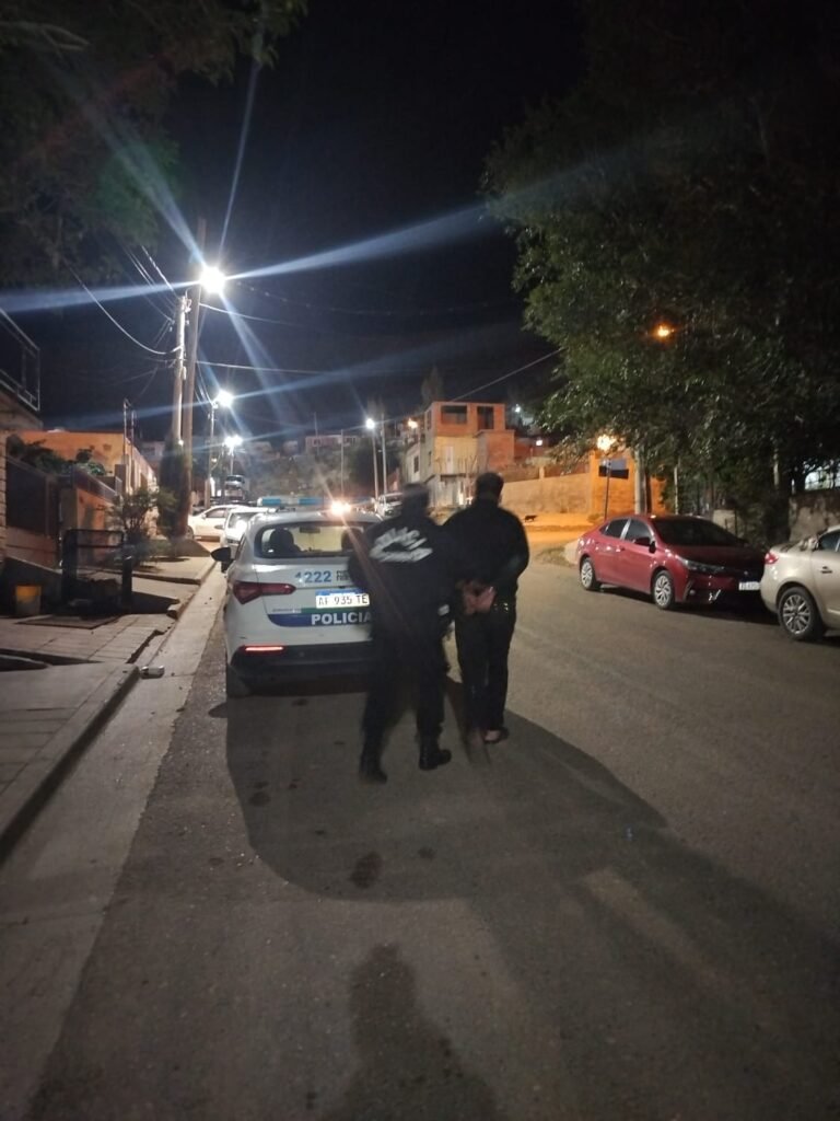 Tenía prohibido acercarse a su ex, intentó entrar por la ventana y terminó detenido