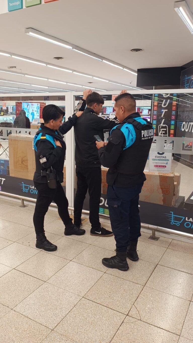 Intentó llevarse $53.000 en chocolates de un supermercado céntrico y terminó demorado