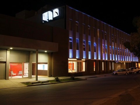 Sufrió alucinaciones tras consumir estupefacientes y se arrojó desde el tercer piso de un hotel