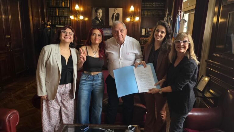 Ley Cazzu en Argentina: las madres podrían salir con sus hijos del país sin permiso de un padre ausente