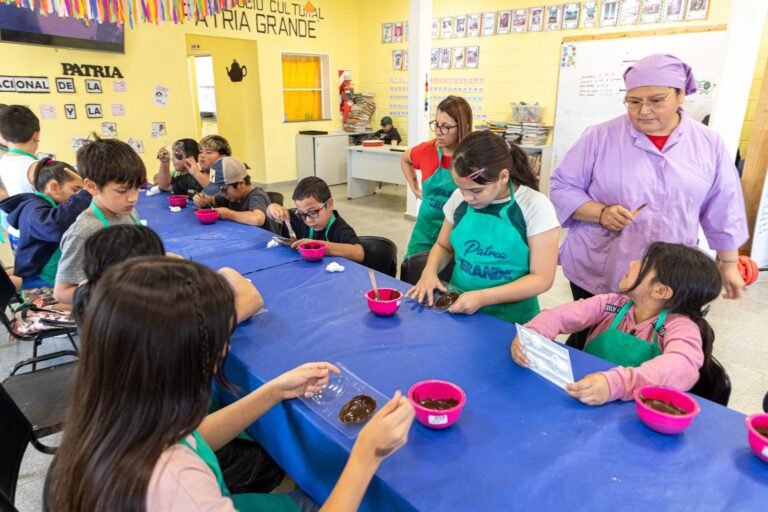 Pequeños confiteros elaboraron huevos de Pascua en el espacio sociocultural Patria Grande