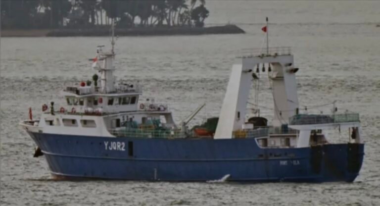 Multa inédita a un pesquero que operaba ilegalmente en Bahía Camarones: $1.262 millones