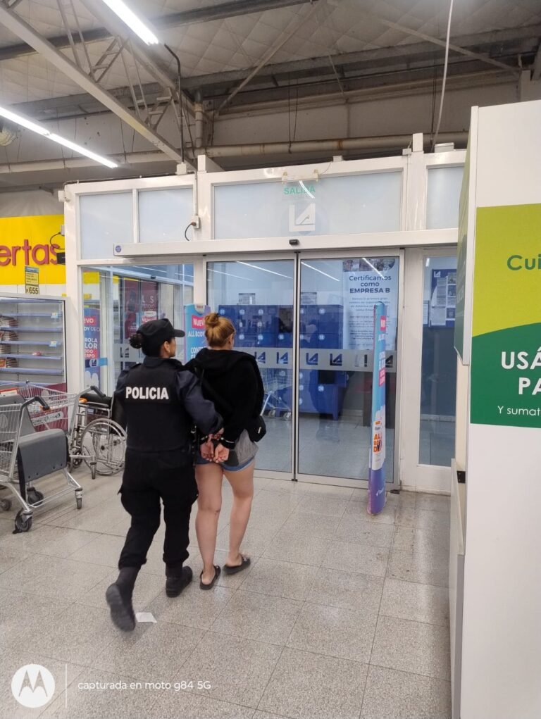 La detuvieron cuando salía con alimentos y útiles escolares escondidos entre sus prendas