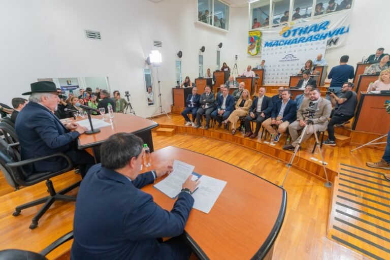Othar anunció la compra de 50 viviendas para damnificados del cerro y el centro de monitoreo más moderno de la Patagonia