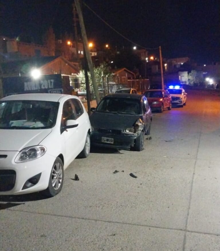 Un camionero alcoholizado embistió a tres autos estacionados y se dio a la fuga