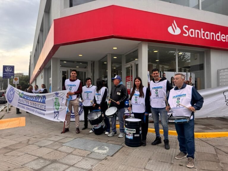 Fuerte denuncia por despido en el Banco Santander:  “Es una compañera evacuada de Médanos y no les importó”