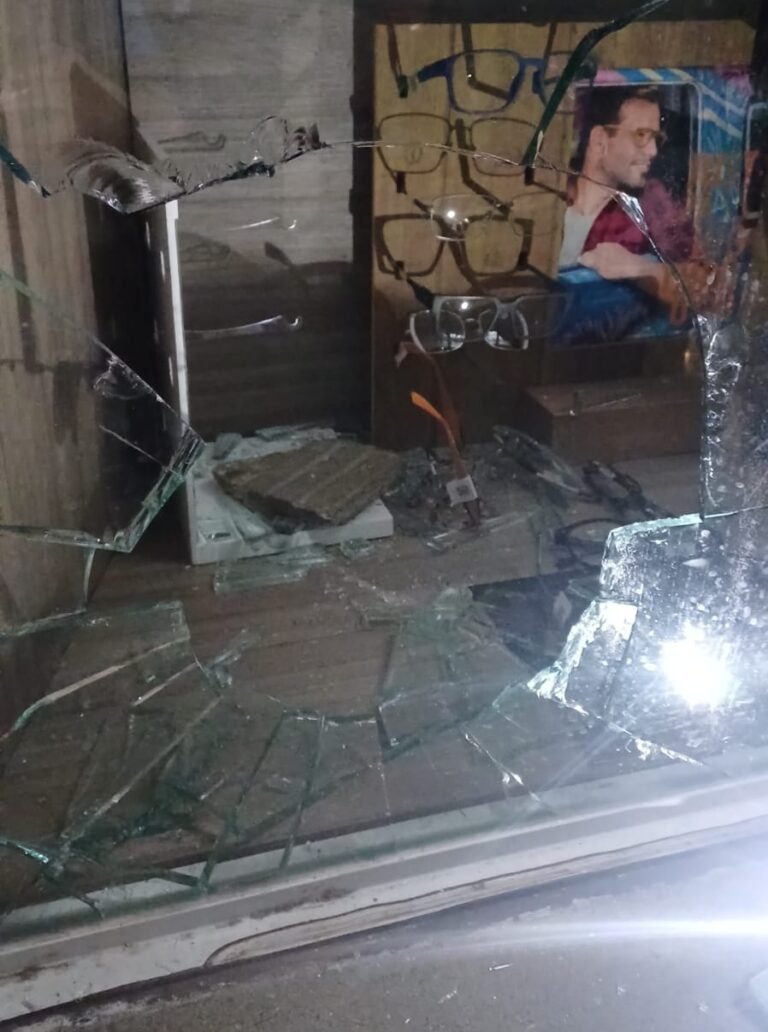 Robo en pleno centro: dañaron la vidriera de una óptica y sustrajeron 13 pares de anteojos