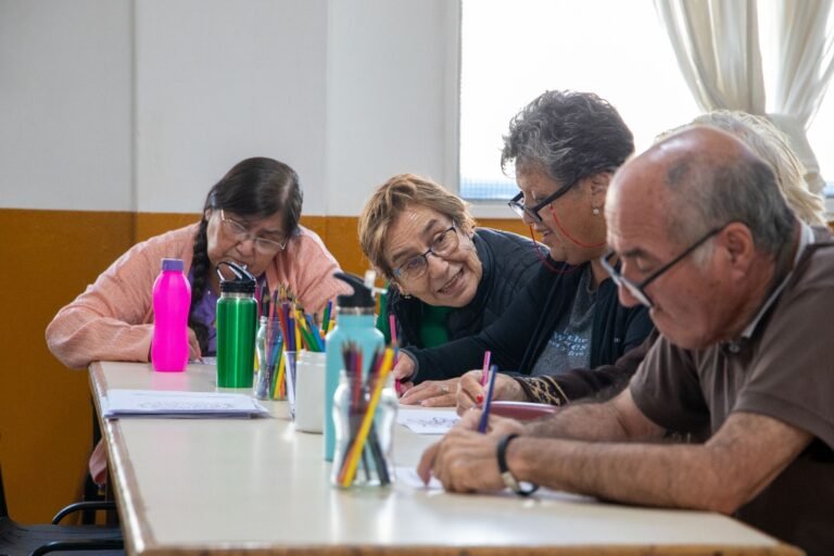 Más de 20 adultos mayores fortalecen la memoria en el taller de estimulación cognitiva en Km 8