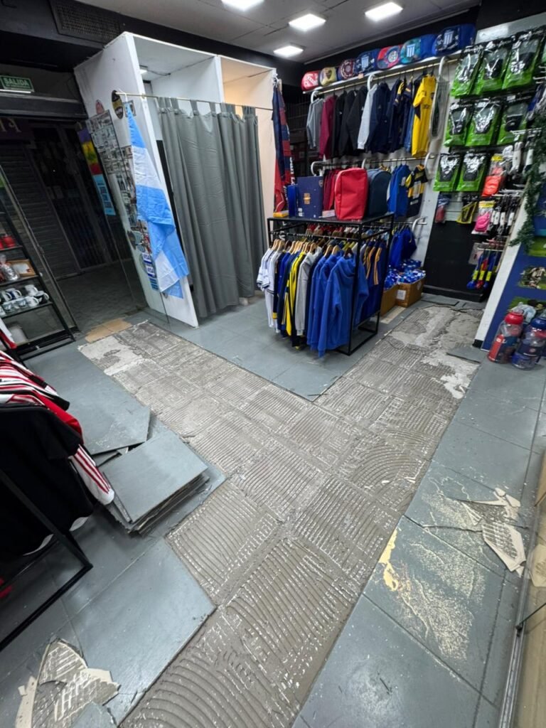 Se levantaron las cerámicas de un local céntrico: “Se escuchó como una explosión”