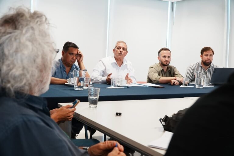 El Gobierno y auxiliares de la educación negocian en paritarias la oferta salarial y pases a planta