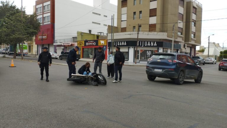 Otro choque entre una moto y un auto: el motociclista sufrió dolencias en una pierna