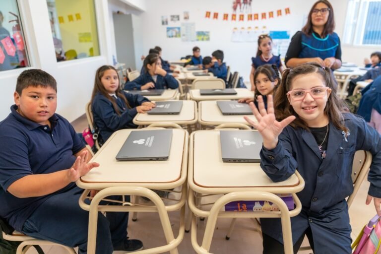 El intendente entregó notebooks a estudiantes de 4° grado de la Escuela Municipal