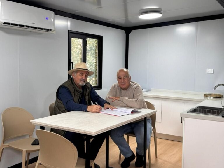 Macharashvili firmó el contrato por 50 viviendas para familias damnificadas del cerro Hermitte