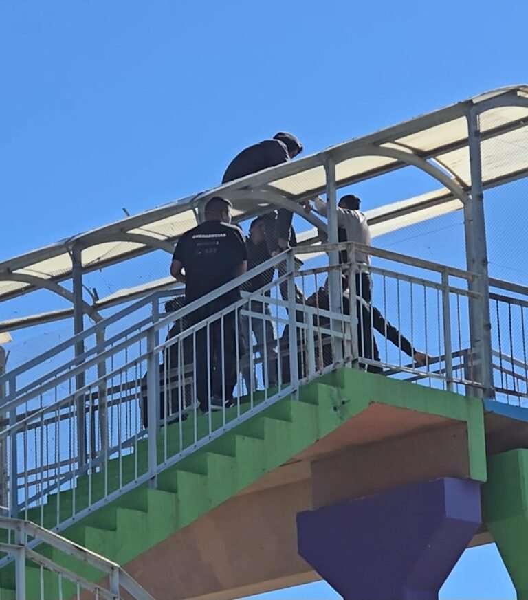 Tras más de tres horas de negociación, lograron bajar al hombre del puente en Ruta 3 y 39