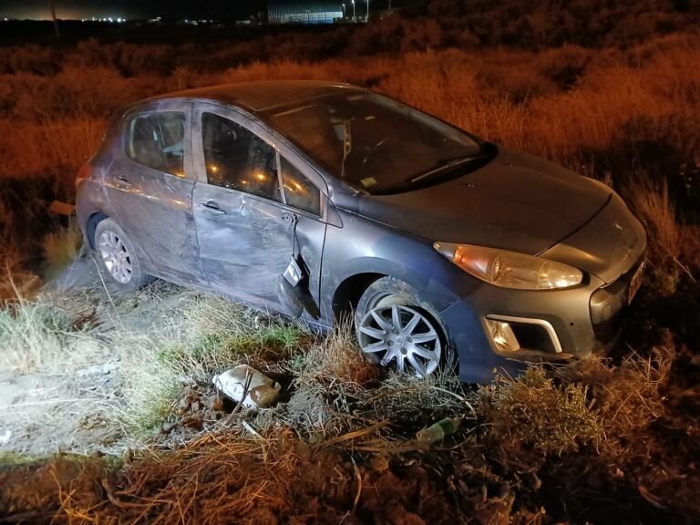 Un auto volcó sobre la Ruta 3 y afortunadamente no se registraron heridos