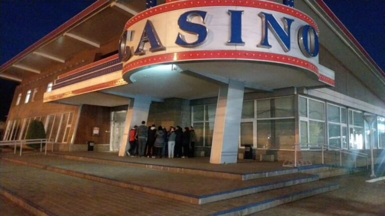 Sin respuestas tras el cierre del casino, trabajadores reclaman por su continuidad laboral