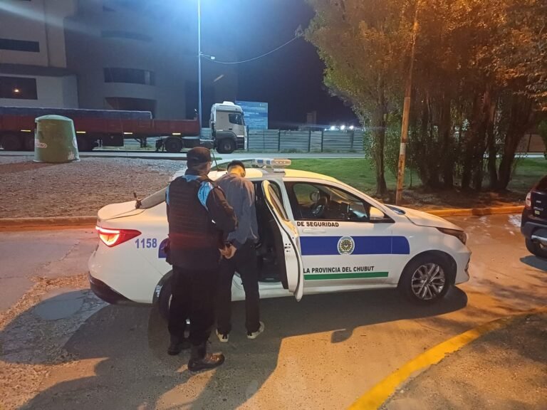 Provocó disturbios en un edificio, insultó a policías y los desafió a pelear: terminó demorado