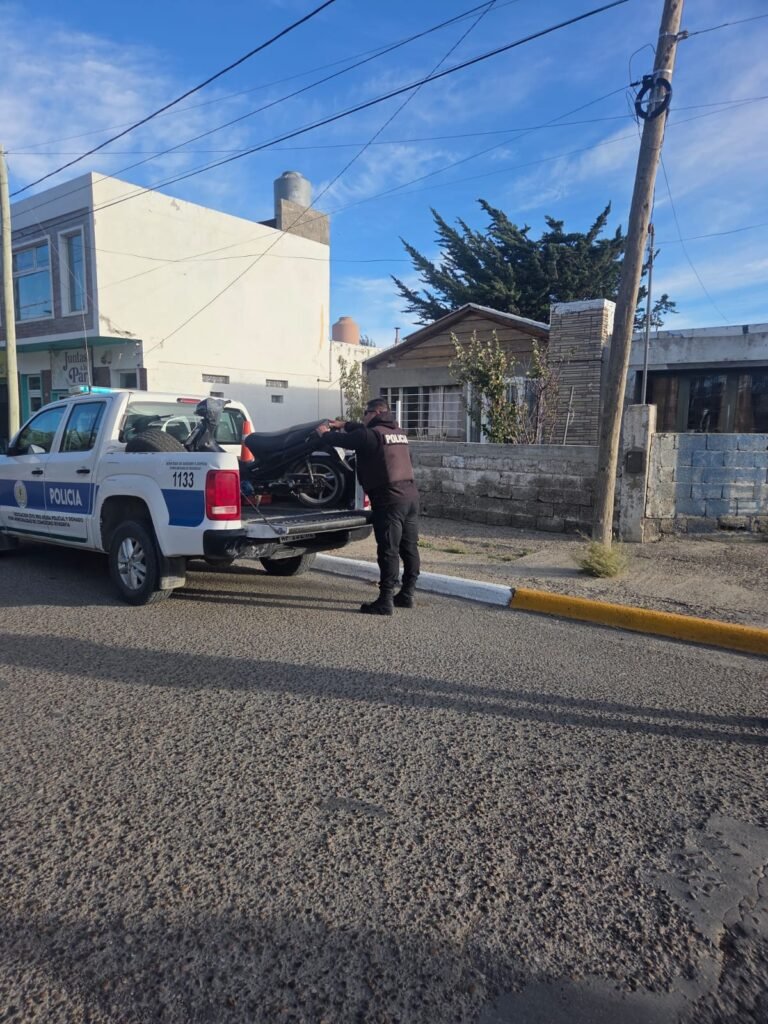 Circulaba sin licencia, sin seguro y con una moto con pedido de secuestro