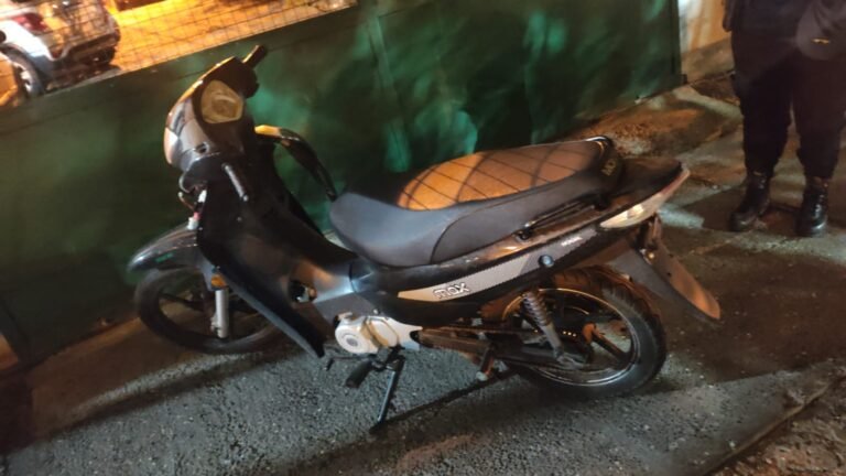 Rompió la cadena de una moto para robarla y fue atrapado a las pocas cuadras