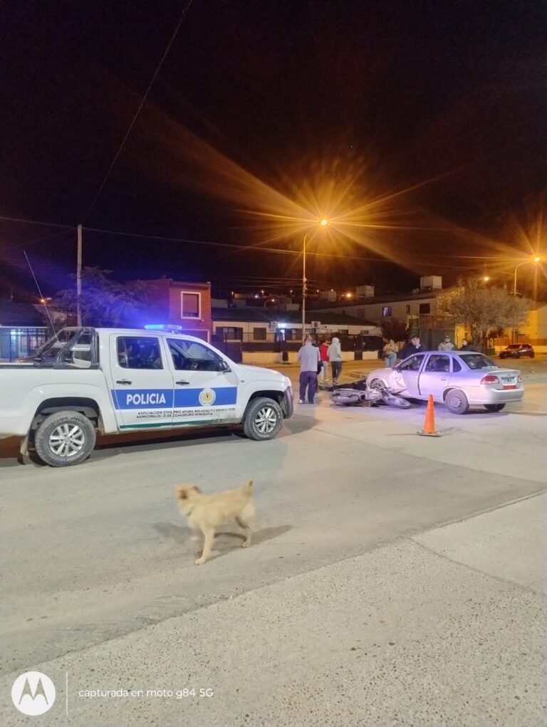 Un motociclista resultó herido tras chocar con un auto: fue trasladado al hospital
