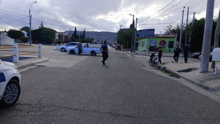 Chocaron una camioneta y una moto: uno de los conductores no tenía licencia