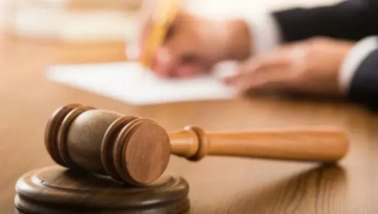 La Justicia respaldó a un adolescente que rechazó el apellido de su padre biológico