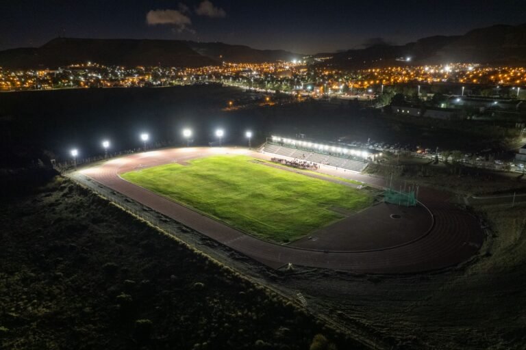 Quedó inaugurada la nueva luminaria de la pista de atletismo