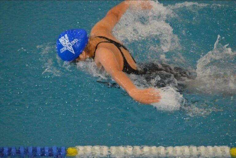 Tiene 14 años y lucha contra una doble escoliosis: su familia reúne fondos para una prótesis