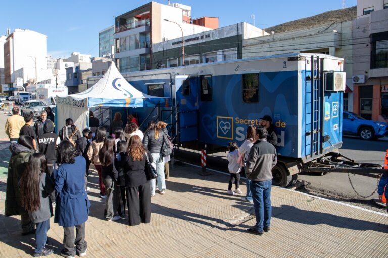 Controles y vacunación: el tráiler de salud refuerza la atención ante el inicio de clases