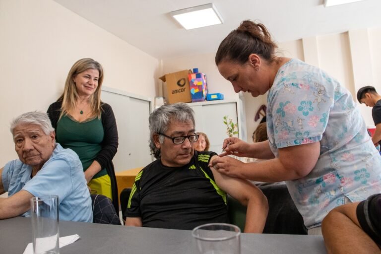 Inició la campaña antigripal 2026 con jornadas de vacunación en zona norte y sur