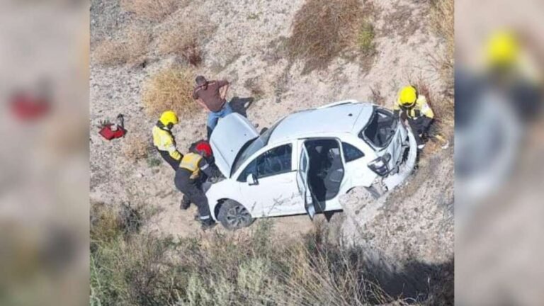 Fuerte vuelco sobre Ruta 25: una mujer y un menor debieron ser asistidos