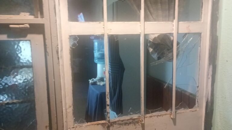 Rompió el vidrio de una vivienda para robar y trató de fugarse por los techos