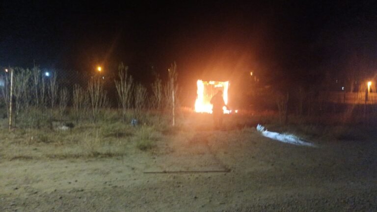 Voraz incendio consumió una vivienda prefabricada en el barrio Moure