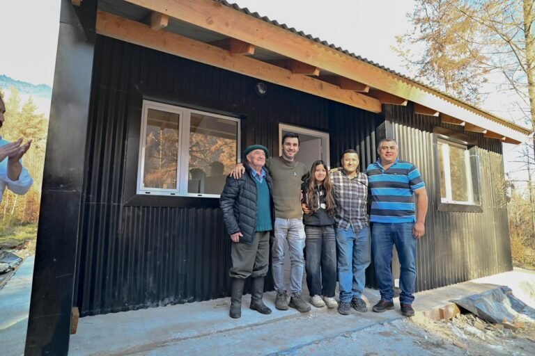 Avanza la recuperación tras el fuego: más familias recibieron sus viviendas en El Hoyo